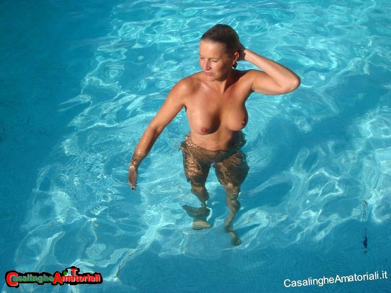 foto porno private moglie amatoriale in mostra vacanze nuda culo figa tette grosse porcona matura bionda