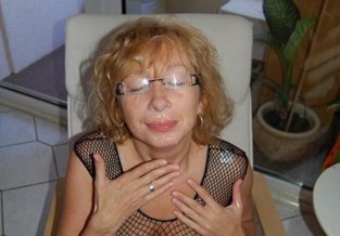 la nonna si fa sborrare in faccia