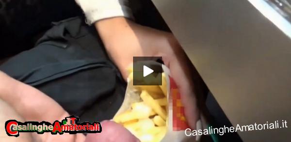 moglie troia fa sega al mac donald con sborrata su patatine