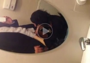 la mia amante mi fa un bocchino in bagno al ristorante