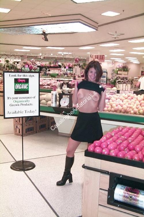 casalinga nuda mercato