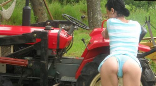 moglie troia si appoggia al trattore