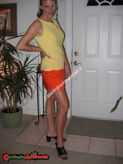 Casalinga amatoriale vestita in posa sexy