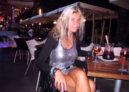donna matura al bar