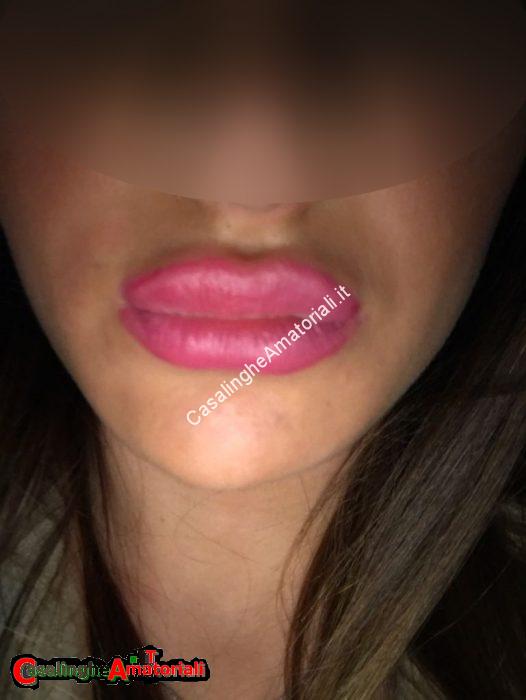 troia fa selfie a labbra vogliose di cazzo