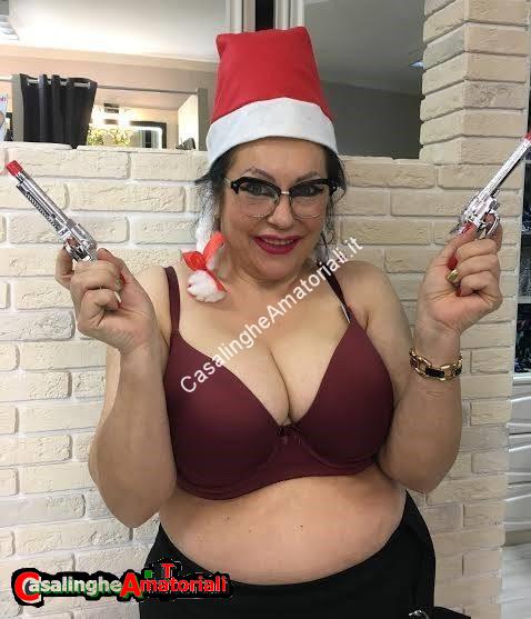 matura tettona reggiseno rosso