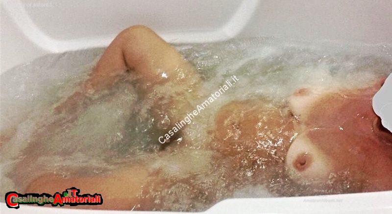 casalinghe amatoriali moglie matura a cosce aperte in acqua
