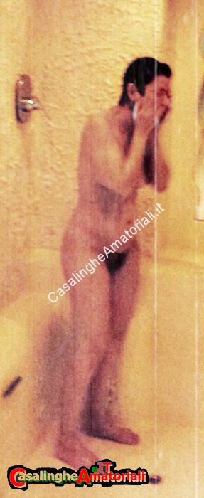 nuda sotto la doccia